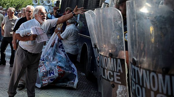 Gás lacrimóneo sobre manifestantes anti-austeridade na Grécia Gás lacrimóneo sobre manifestantes anti-austeridade na Grécia