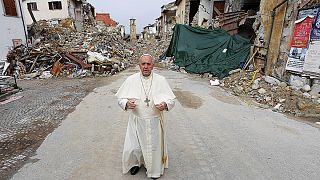 El papa Francisco visita por sorpresa la localidad italiana de Amatrice, devastada por el terremoto del pasado agosto