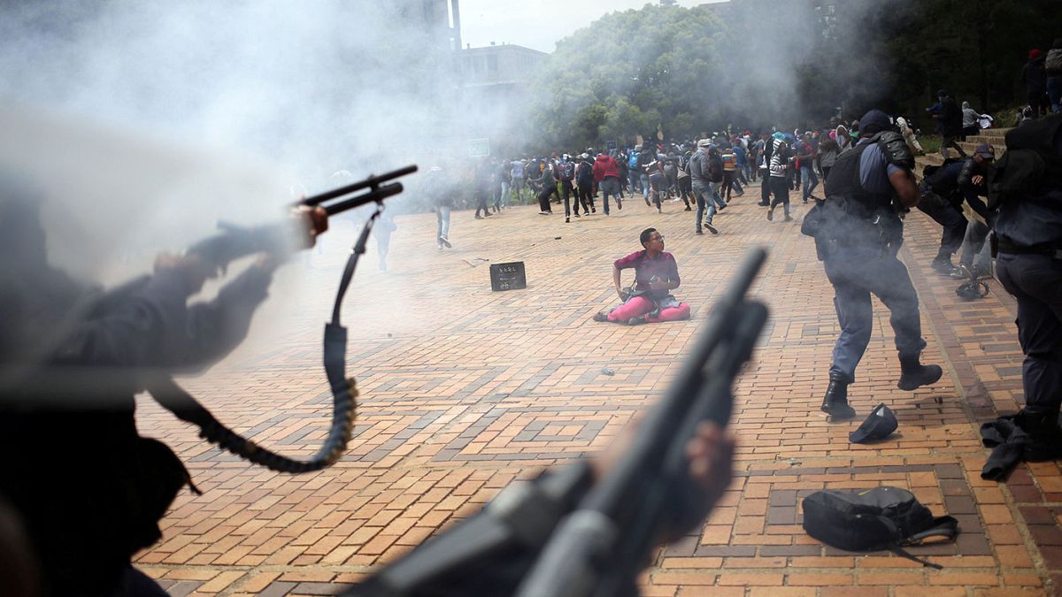 پلیس آفریقای جنوبی به دانشجویان معترض شلیک می کند