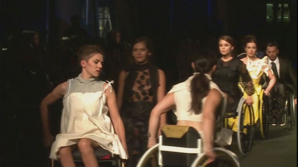 "Modellerotelle": Modeschau mit Topmodels im Rollstuhl