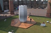Uma torre de purificação do ar para reduzir a poluição nas cidades