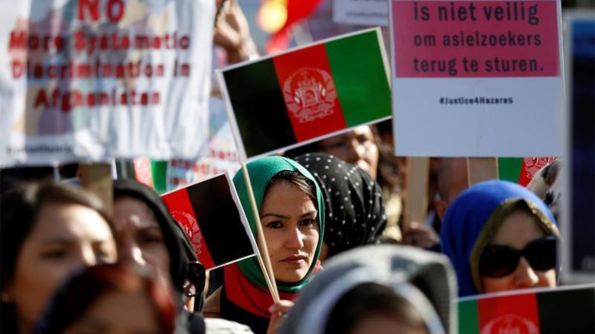 تظاهرات گروهی از شهروندان افغانستان در حاشیه کنفرانس بین‌المللی بروکسل