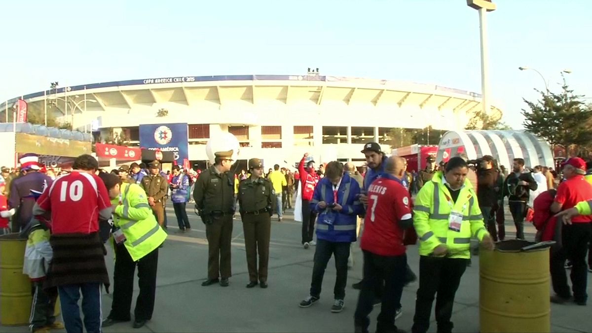 شعارهای همجنگسراهراس تیم ملی فوتبال شیلی را بی استادیوم کرد