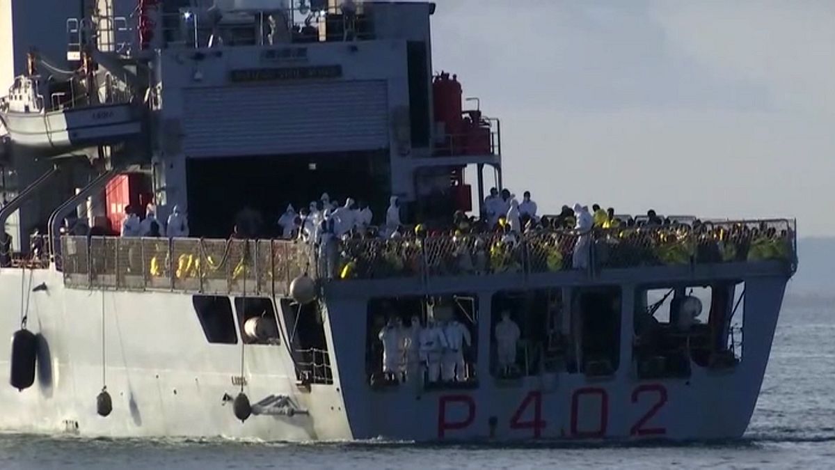 Hundreds of migrants arrive in Sicily