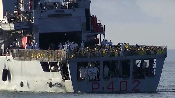 Hundreds of migrants arrive in Sicily Hundreds of migrants arrive in Sicily