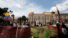 Krieg ist Scheiße: Schweigemarsch für Friedensakommen mit FARC