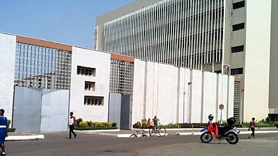 Ghana : la banque nationale fait polémique en offrant des montres suisses en or à ses employés