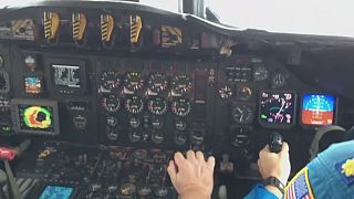 الولايات المتحدة: طائرة تحلق بين غيوم الإعصار ماثيو