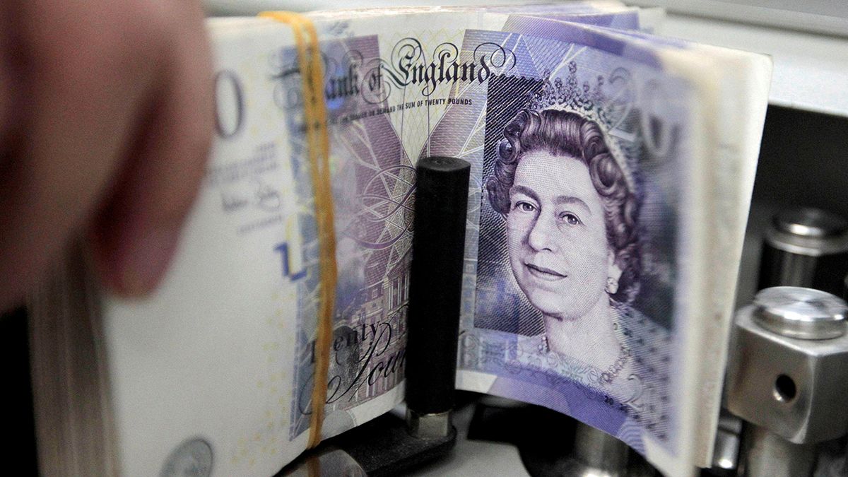 Британский фунт упал до минимума за 31 год