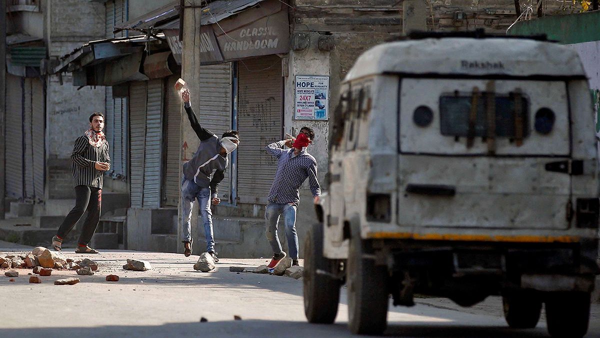 Caxemira: Confrontos entre polícia indiana e manifestantes pró-Paquistão