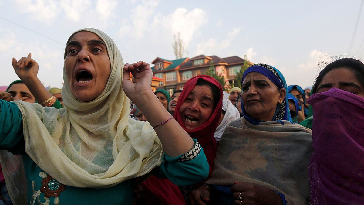 Keşmir'de göstericilere polis müdahalesi