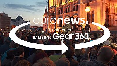 360° video: Jeers and cheers against newspaper closure in Hungary