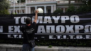 Ελλάδα: Διαμαρτυρία εργαζομένων στα κανάλια έξω από το Μαξίμου