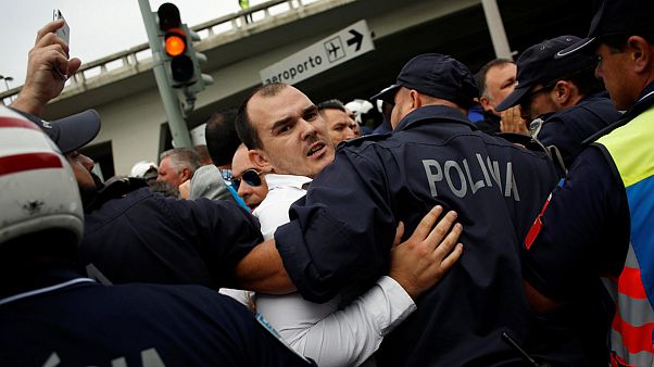 Lisbona apre a Uber, protesta dei tassisti contro il governo Lisbona apre a Uber, protesta dei tassisti contro il governo