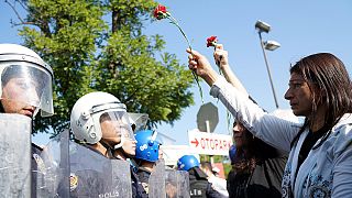 Ankara, un anno dopo l'attentato della stazione, polizia usa la forza contro i manifestanti