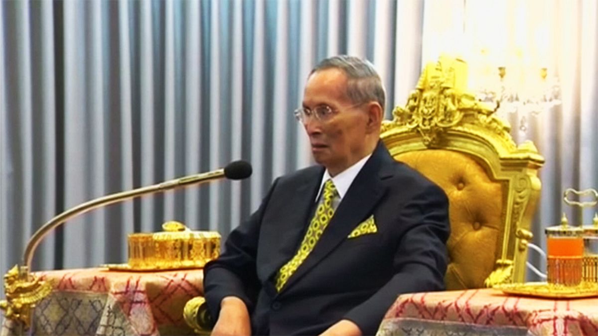 Tayland Kralı Bhumibol hastanede gözetim altında