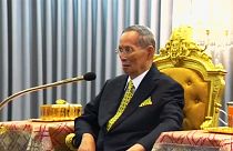 Rei da Tailândia colocado sob assistência respiratória