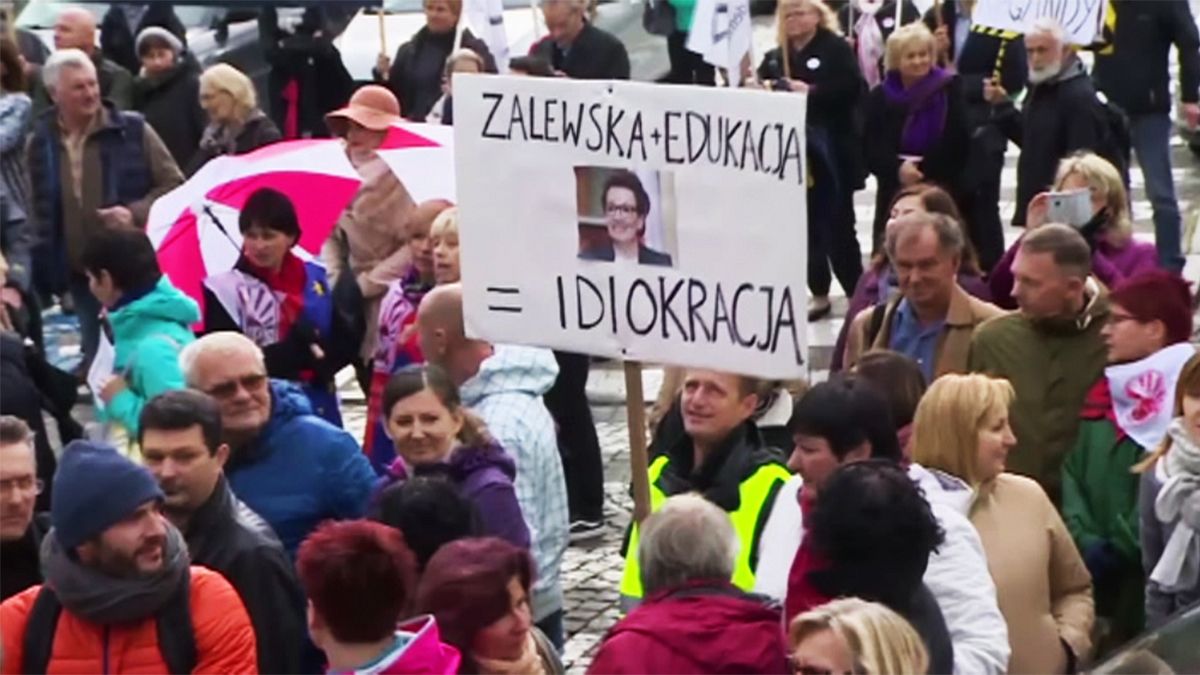 Polonya'da öğretmenler sokağa indi