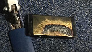 Samsung sospende le vendite del Galaxy Note7: "prende fuoco"