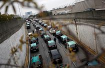 Lisbona: tassisti bloccano il traffico contro Uber
