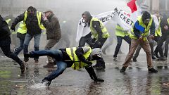 Image: Protesters wearing fluorescent yellow vests during clashes in Paris
