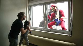 Fensterputzer als Superhelden im Kinderkrankenhaus