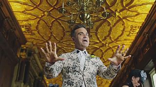 Robbie Williams "parties like a Russian"