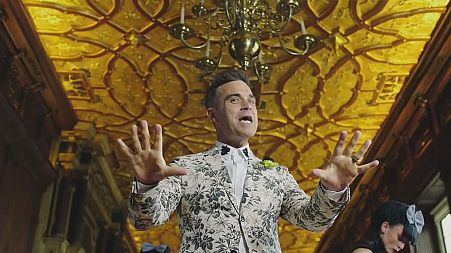 Robbie Williams "parties like a Russian"