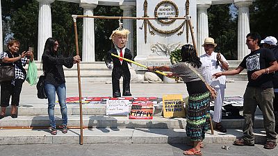 Una piñata a forma di testa di Trump