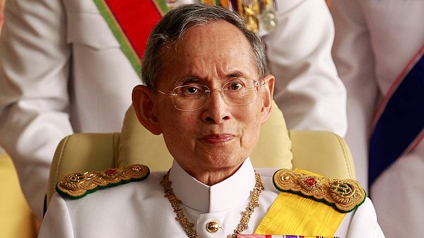 Morto a 88 anni il re della Thailandia. La commozione dei suoi sudditi Morto a 88 anni il re della Thailandia. La commozione dei suoi sudditi