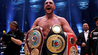 El boxeador Tyson Fury abandona sus títulos mundiales