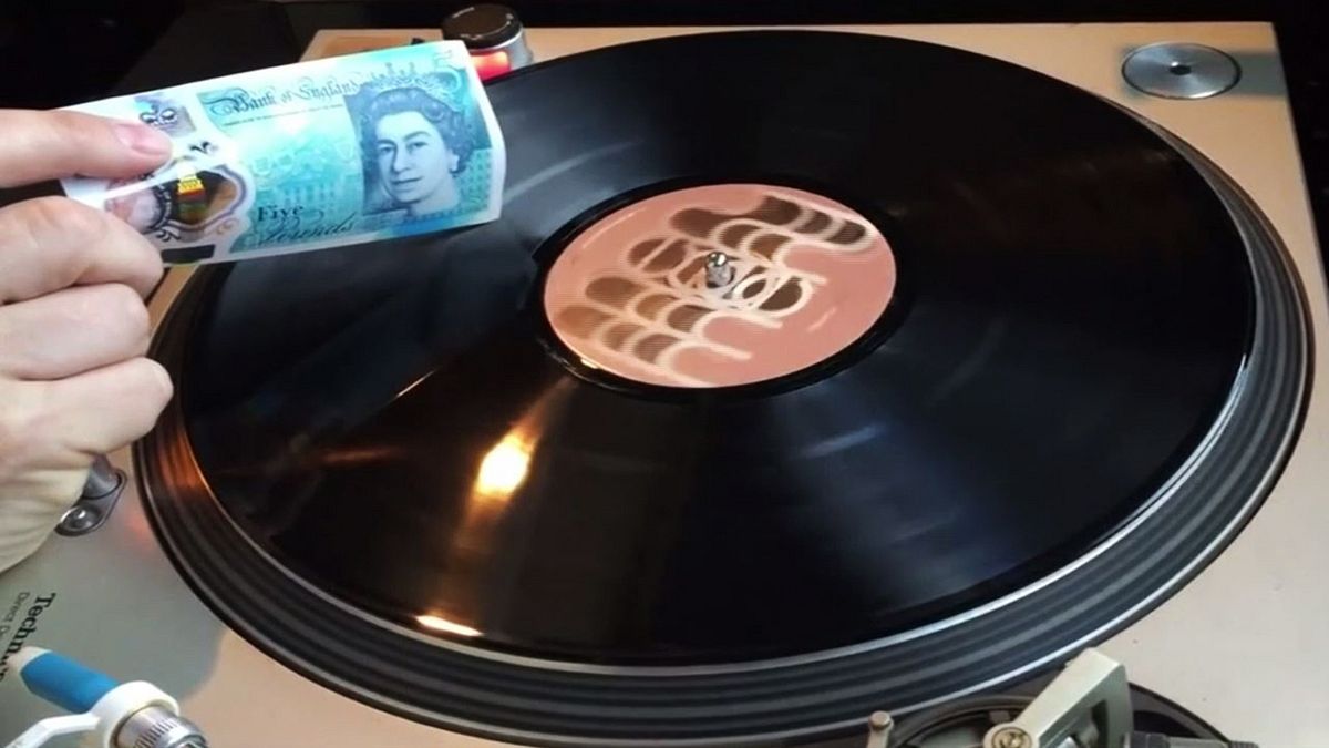 VIDEO: 5-Pfund-Note spielt Vinyl-Platten