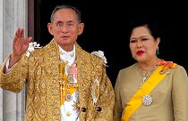 O rei da Tailândia morreu e o sucessor pede adiamento na subida ao trono