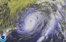 إعصار نيكول يضعف تدريجياً و يبتعد عن جزر برمودا