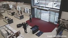 [Παρακολουθήστε]: Ατζαμής πελάτης καταστρέφει τέσσερις τηλεοράσεις!