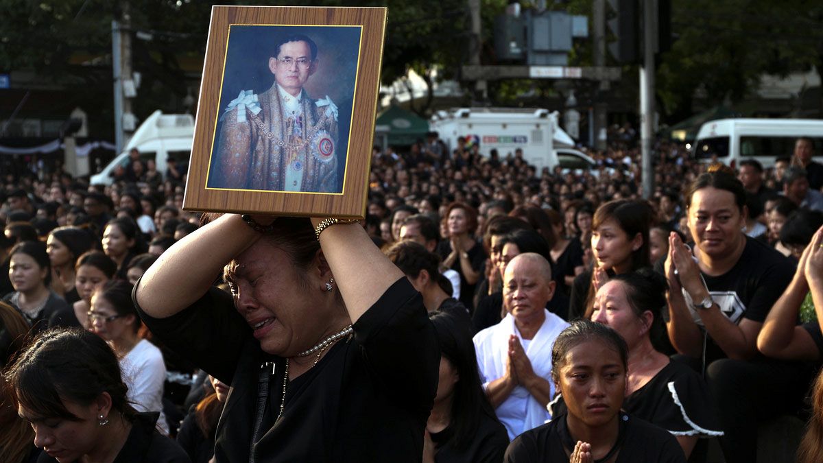 Tayland halkı kralına ağlıyor
