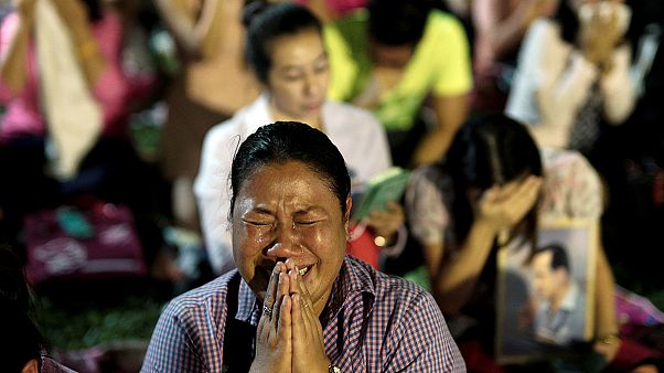 Lacrime e disperazione in piazza. La Thailandia piange re Bhumibol Lacrime e disperazione in piazza. La Thailandia piange re Bhumibol