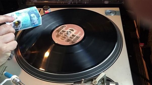 Ecouter un vinyle avec un billet - « Only in the UK ! » Ecouter un vinyle avec un billet - « Only in the UK ! »