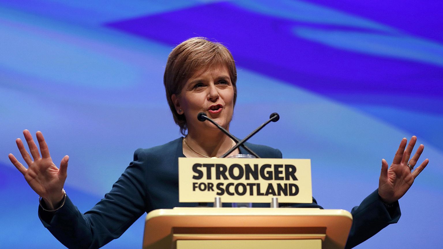 Mit üzen Nicola Sturgeon Theresa May-nek?