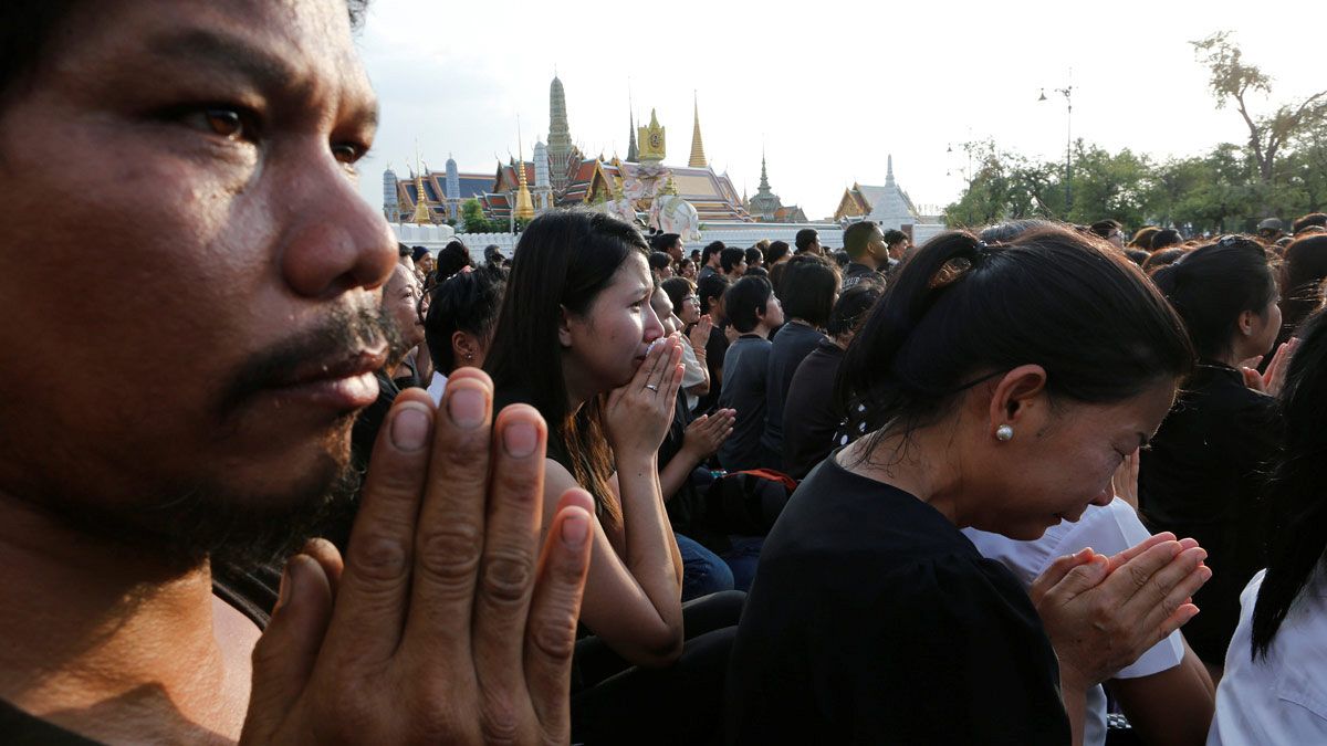 التايلانديون يودعون في حزن الملك بوميبول ادوليادي