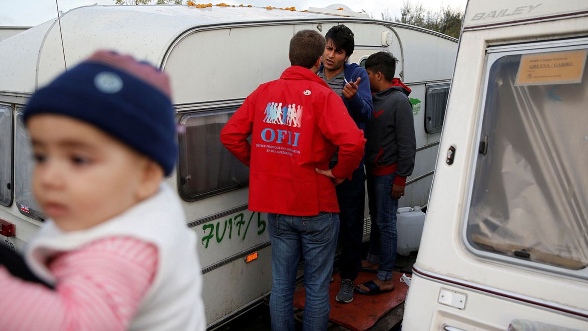 Calais'deki ebeveynsiz yüzlerce mülteci çocuğun geleceği belirsiz
