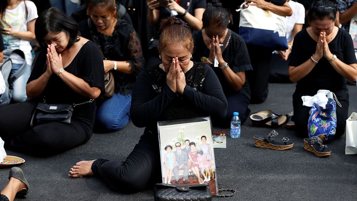 تايلاندا: الالآف ينتظرون امام القصر الكبير لوداع ملكهم بوميبول ادولياديج