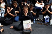 Binlerce Taylandlı son vazifesini yerine getirmek için sarayın önünde