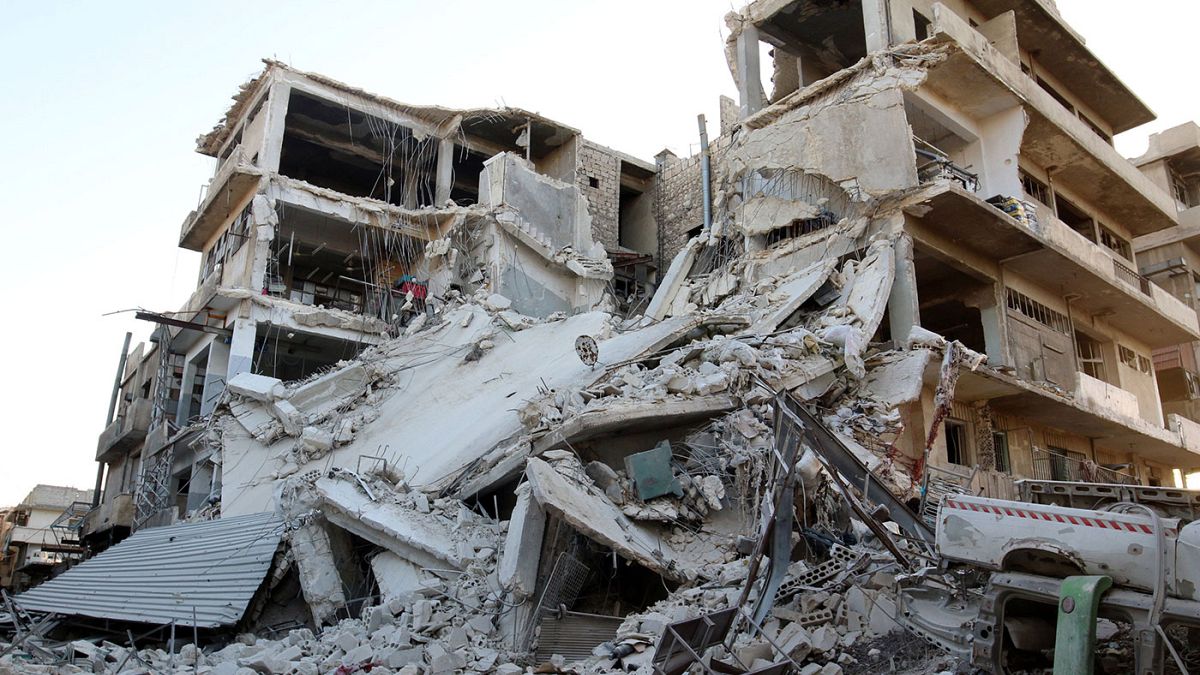 أحياء حلب الشرقية المحاصرة تحت رحمة الغارات الروسية والسورية
