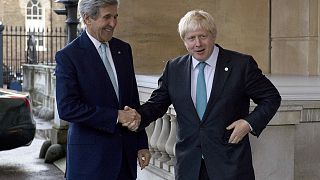 Síria: John Kerry e Boris Johnson pedem mais sanções contra a Rússia