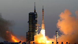 La Chine met deux astronautes en orbite