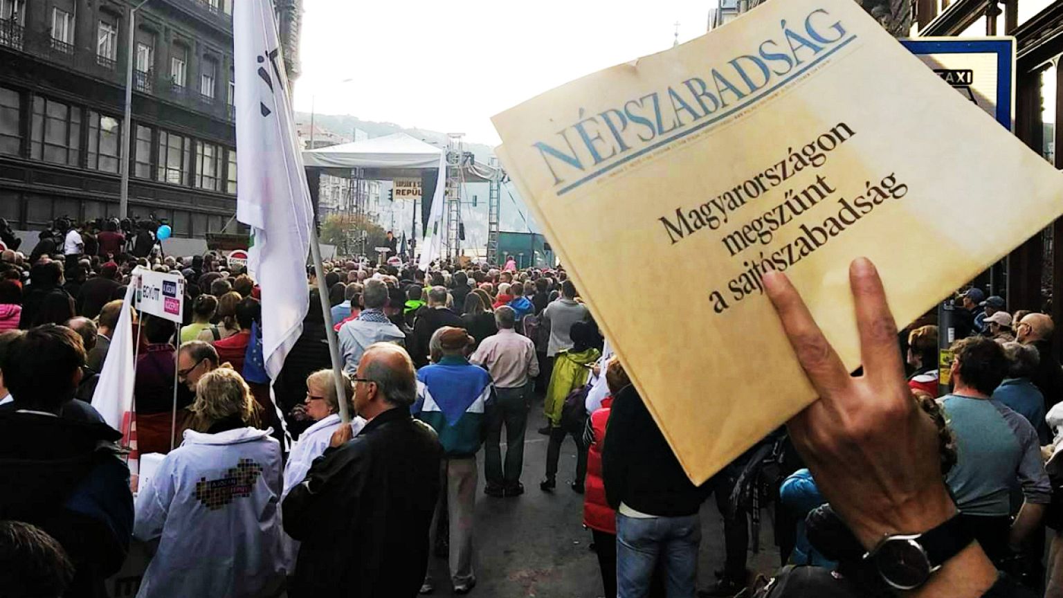 A Népszabadság melletti tüntetésen a korrupcióról beszéltek a szónokok