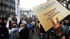 A Népszabadság melletti tüntetésen a korrupcióról beszéltek a szónokok