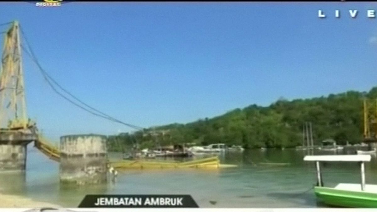Индонезия: после праздника обрушился мост