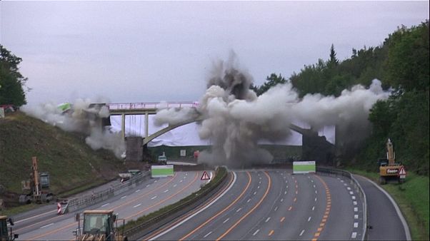 Hacen saltar por los aires un puente para ampliar una autopista en Alemania Hacen saltar por los aires un puente para ampliar una autopista en Alemania